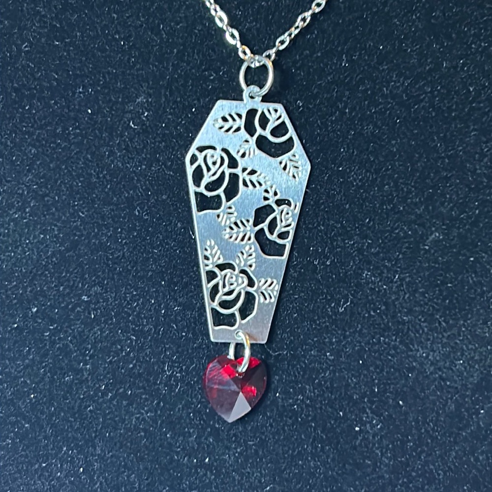 Coffin, rose and heart pendant - Picture 1 of 5